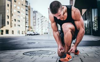 Foto de <a href="https://unsplash.com/es/@alexandered7?utm_source=unsplash&utm_medium=referral&utm_content=creditCopyText">Alexander Red</a> en <a href="https://unsplash.com/es/fotos/man-tying-his-shoes-d3bYmnZ0ank?utm_source=unsplash&utm_medium=referral&utm_content=creditCopyText">Unsplash</a> 